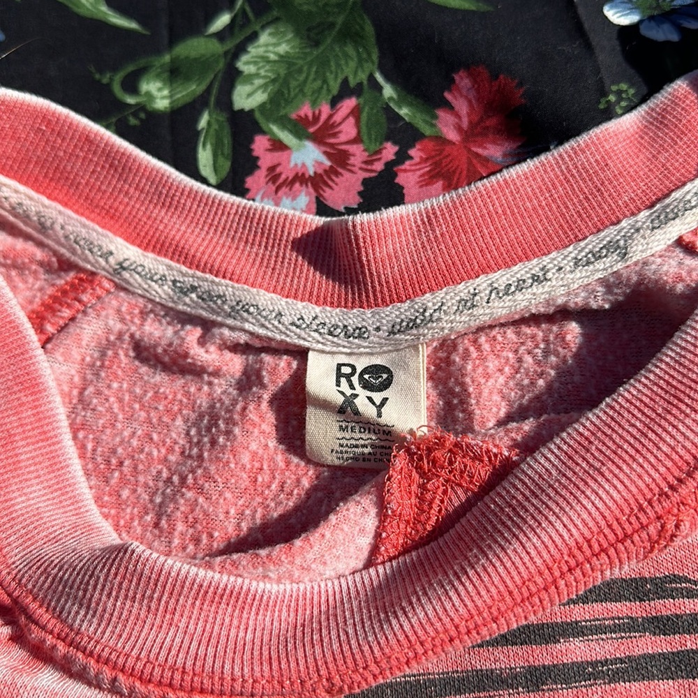Roxy “wear your heart on your sleeve” wide crew neck graphic sweatshirt Pink M - Picture 4 of 8